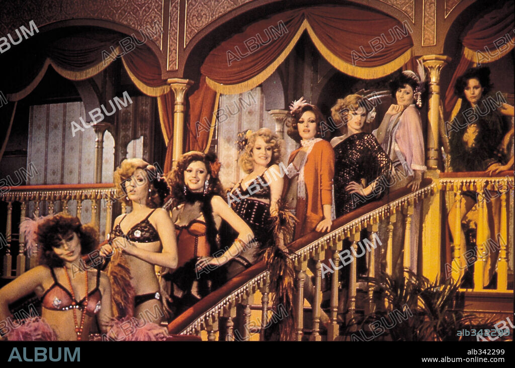 FEDRA LORENTE, MARISA BELL, MIRTA MILLER, SANDRA ALBERTI, SILVIA TORTOSA y VERONICA LLIMERA en NIÑAS... AL SALON, 1977, dirigida por VICENTE ESCRIVA. Copyright IMPALA FILMS.