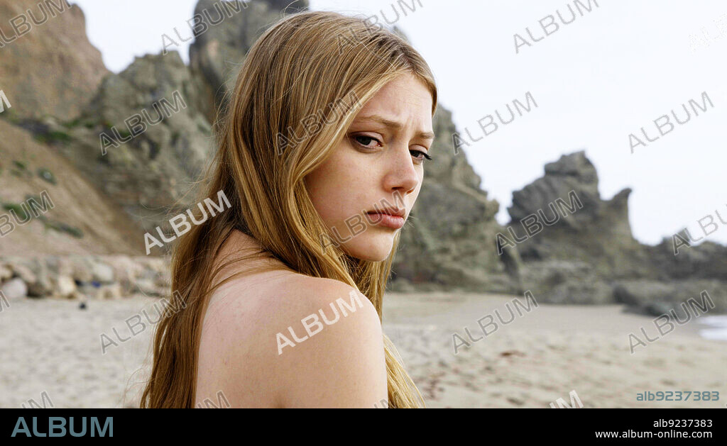 GRACE VAN DIEN en DOBLE MALDAD, 2016 (THE BAD TWIN), dirigida por JOHN MURLOWSKI. Copyright Daro Film Distribution.