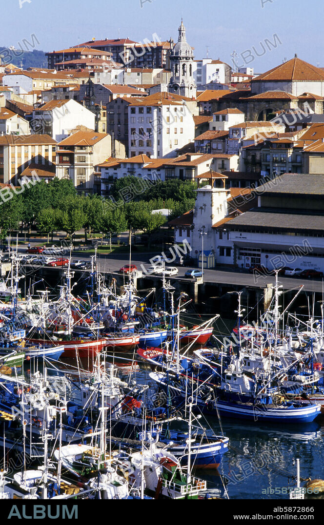 Bermeo, pueblo, Iglesia y puerto pesquero.