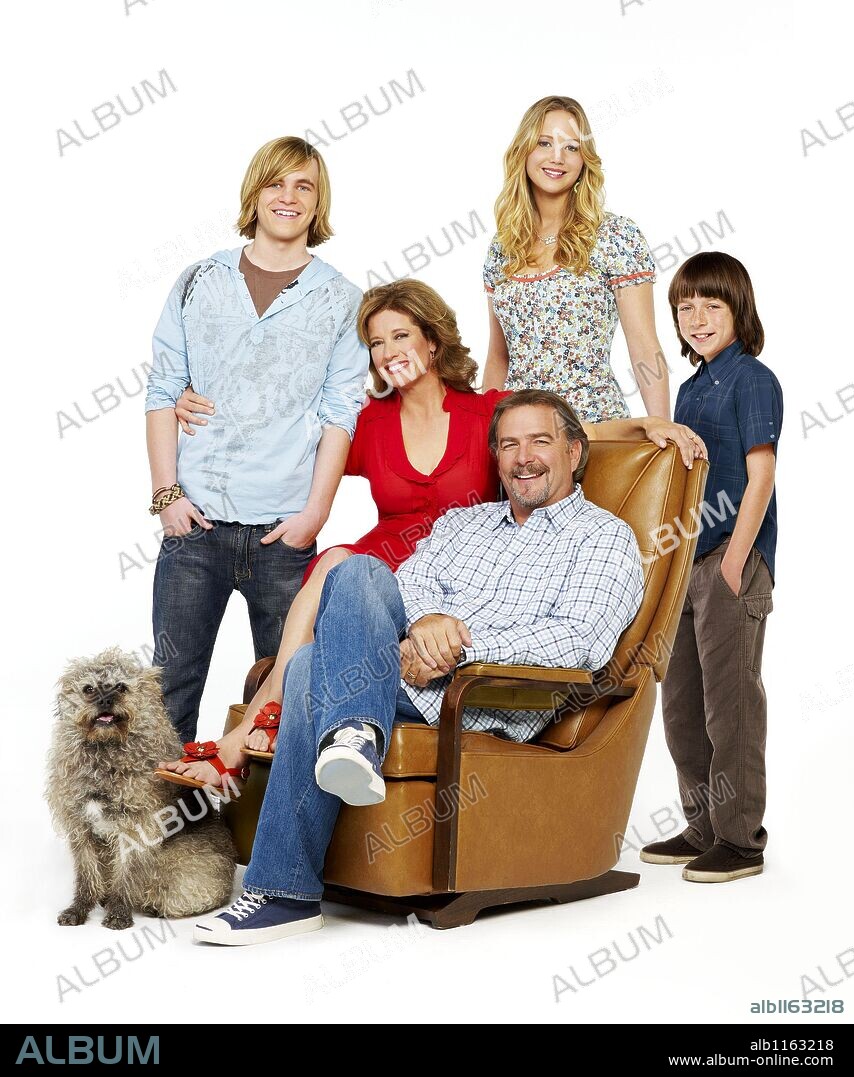 BILL ENGVALL, GRAHAM PATRICK MARTIN, JENNIFER LAWRENCE, NANCY TRAVIS and SKYLER GISONDO in THE BILL ENGVALL SHOW, 2007 (BILL ENGVALL SHOW, THE-TV), directed by JAMES WIDDOES. Copyright VERY FUNNY PRODUCTIONS.