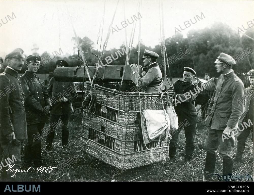 Geschichte / Erster Weltkrieg / Luftkrieg.-Beobachter mit einer Kamera mit 120 cm Brennweite in einem Fesselballon der deutschen Luftaufklärung.-Foto, undat.