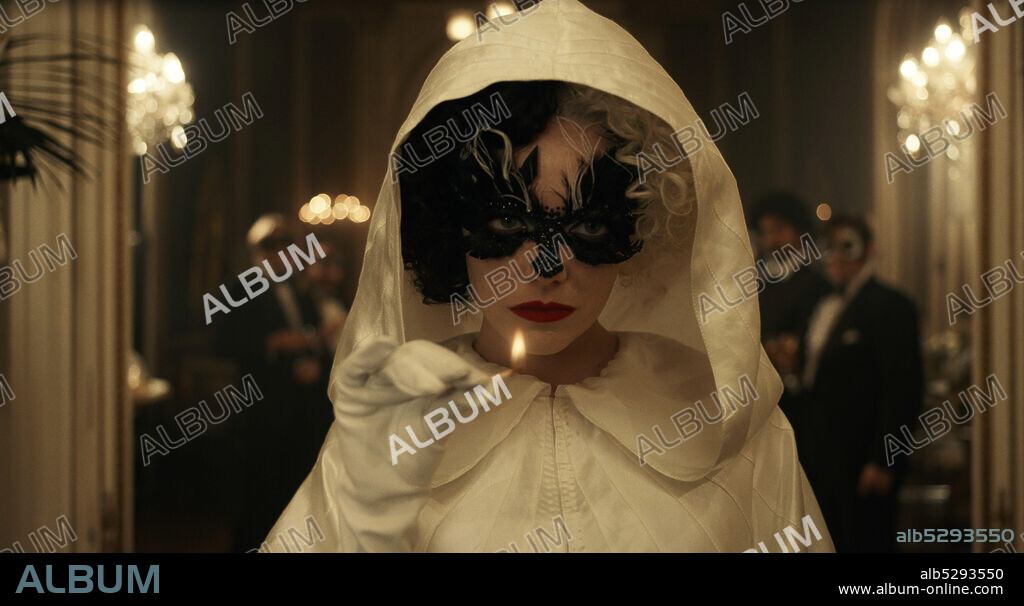 EMMA STONE in CRUELLA, 2021, directed by CRAIG GILLESPIE. Copyright WALT DISNEY PICTURES.