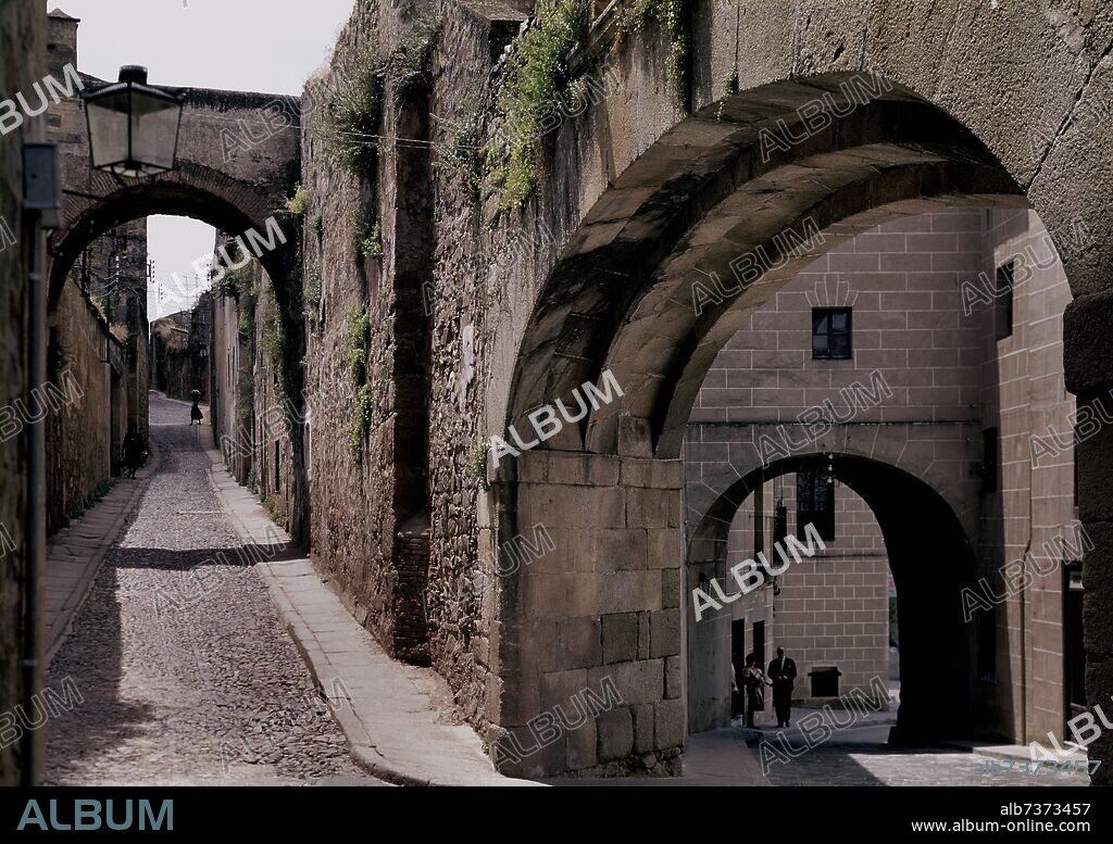 DESDE EL ARCO DE LA ESTRELLA ENTRAMOS A EL ADARVE DE CACERES - FOTO AÑOS 60.