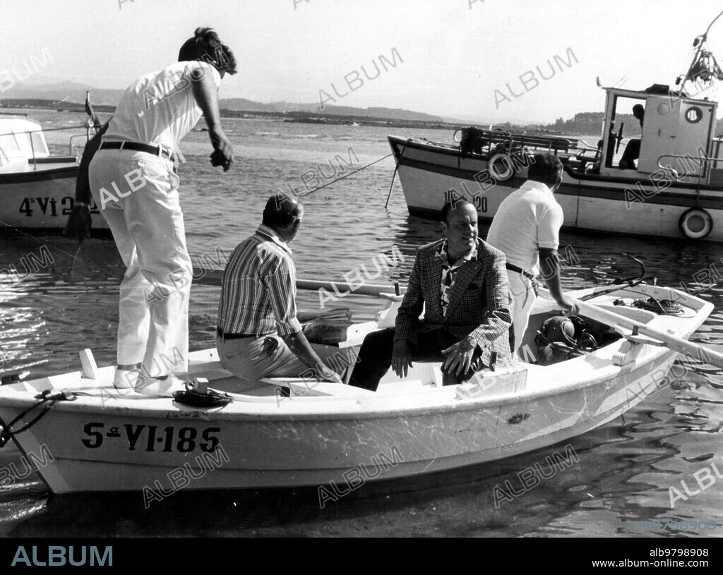 24 agosto 1975. El secretario general del Movimiento, Jose Solis Ruiz y el embajador de España en Londres, Manuel fraga Realizaron una jornada de pesca A bordo de la Embarcación "Eduardo Javier", Acompañados con el gerente de la agencia Efe, Sr. Armesto. En la Imagen, Dirigiéndose al Embarcadero.