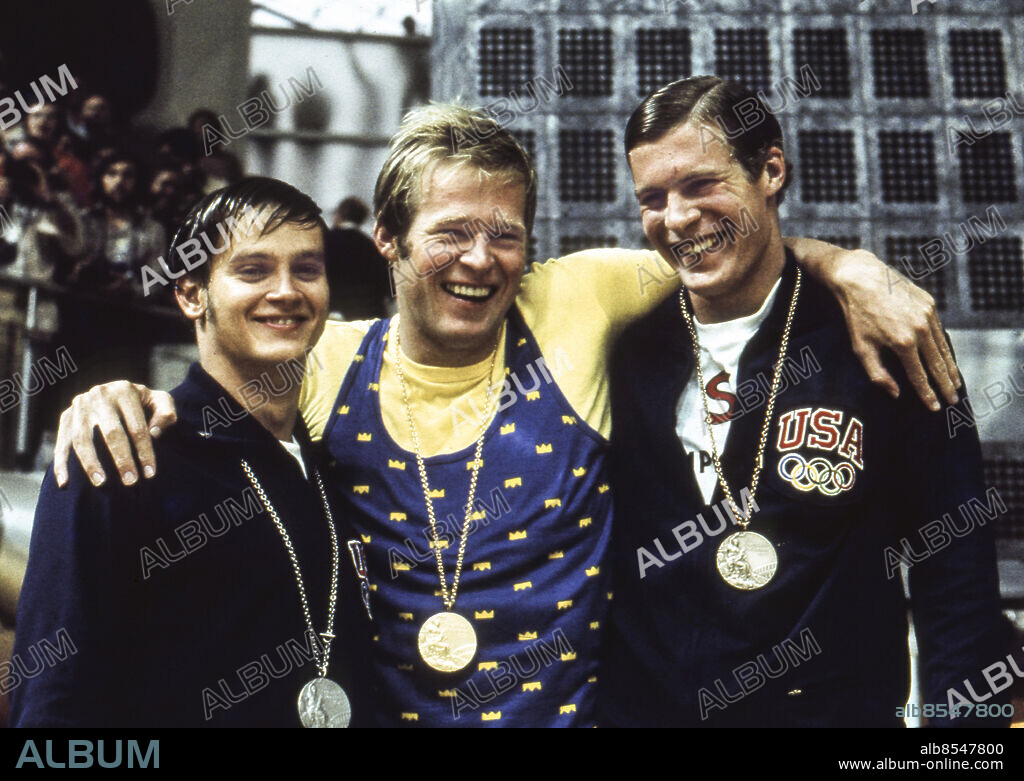 MÜNCHEN 1972-09-03. Den svenske OS-gulmedaljören i simning Gunnar Larsson flankerad av silvermedaljören Tim Mckee (USA) (t. v.) och bronsmedaljören Steven Furniss (USA) (t. h.) efter medaljceremonin efter 200 meter medley vid de olympiska sommapelen i München, Västtyskland 3:e september 1972.. Foto: EPU / TT / Kod: 193.
