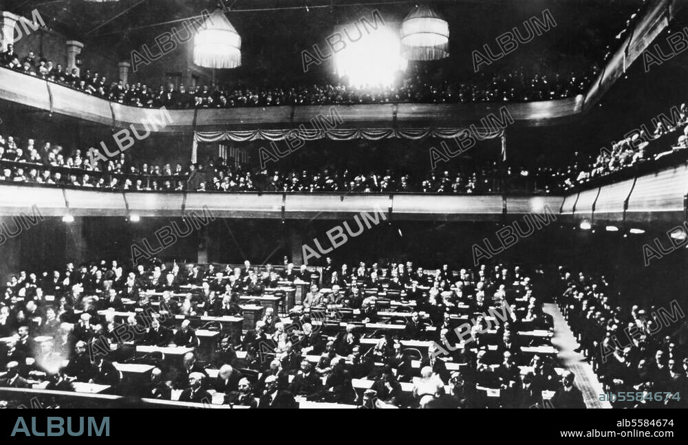 La Société des Nations : séance inaugurale à Genève le 15 novembre 1920. La salle avec les délégations des 41 états membres. Photo.