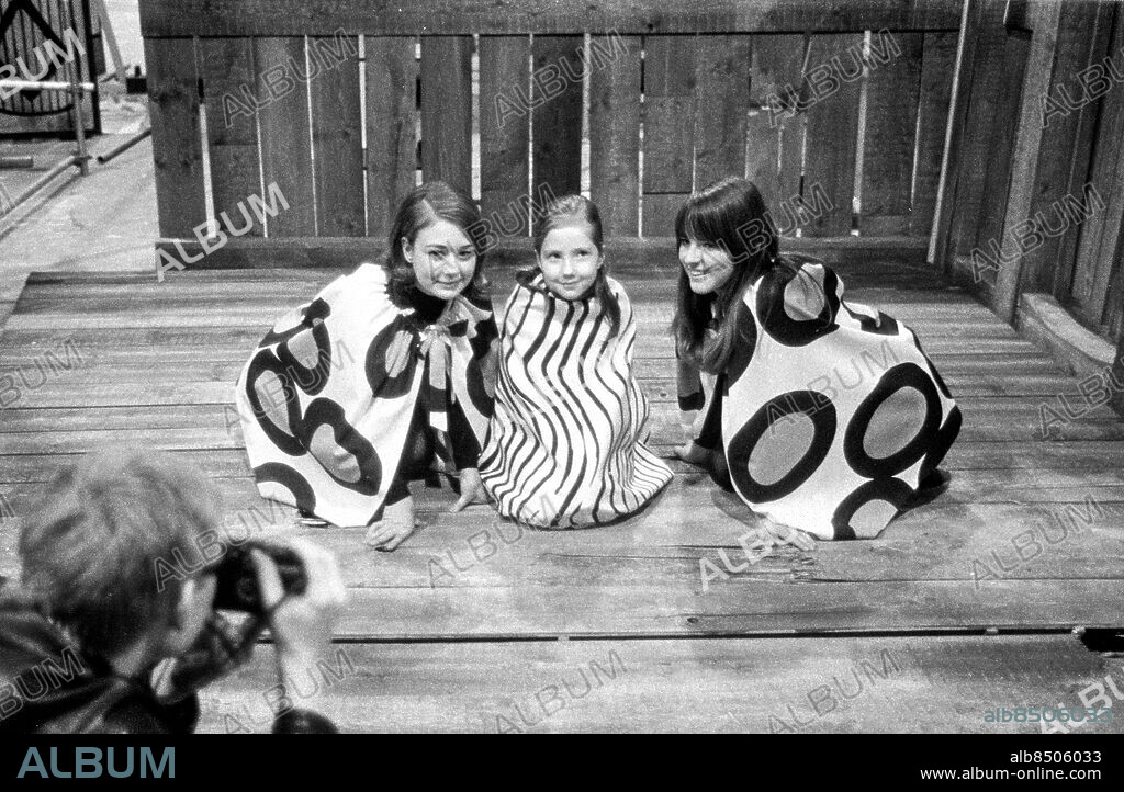 STOCKHOLM 1967-01.. KAPTEN HIPPO. Barnprogram i TV med manus och regi av Thomas Funck.. Sänt första gången 1967-01-29.. Här ses Anna-Mia (Anne-Christine Lindblom) och Towa (Ywonne Eliaeson) som har råkat möta en groj (Eva Hjern).. Foto: Ulf Stråhle / RiR / SVT / Kod: 5600. Bild och notis publ. i RiR 5/67 sid. 23.. RiR 18476 sv/v neg  . Trio.