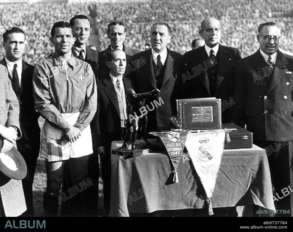 Estadios - Chamartin. Inaguracion del nuevo Chamartin que luego Seria estadio Bernabeu. Fue en un real Madrid-os Belenenses en Diciembre-1947. Pedro Parages, Ex-presidente del Madrid y Chulilla, Ex-secretario Ofrecieron en nombre del club un homenaje A Bernabeu.