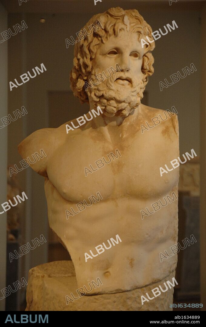 ARTE GRIEGO. GRECIA. Estatua de ASCLEPIOS en mármol pentélico. Copia del s. II a. C. que reproduce la estatua de Asclepios que Scopas esculpió entre los años 350-300 a. C. Hallada en Mounichia, en el Santuario de Asclepios en el Pireo. Museo Arqueológico Nacional. Atenas. Grecia.
