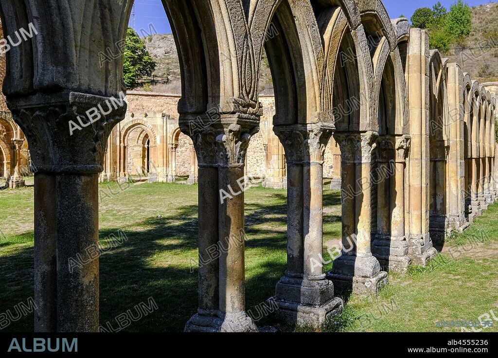 Arcos del claustro, Monasterio de San Juan de Duero, arquitectura románica castellana, siglo XII , Soria, Comunidad Autónoma de Castilla, Spain, Europe.