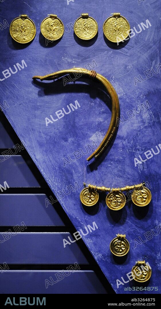 Escandinavia. Epoca Pre-Vikinga. Bracteatos (tipo de medallas de oro que se llevaba como ornamento en la Edad de Hierro Germánica). Fechados en el siglo V-VI. Varilla de oro, siglo VI. Museo de Historia (Historical Museum). Oslo. Noruega.
