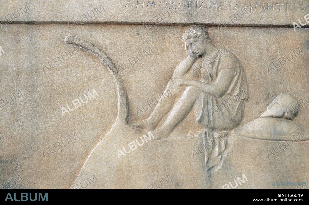 ARTE GRIEGO. ESTELA FUNERARIA DEL NAUTA DEMOKLEIDES (S. IV aC). RELIEVE en mármol que representa un guerrero sentado, triste y meditando en la popa de un buque. Junto a él, su casco y escudo. Museo Nacional de Atenas. Grecia.