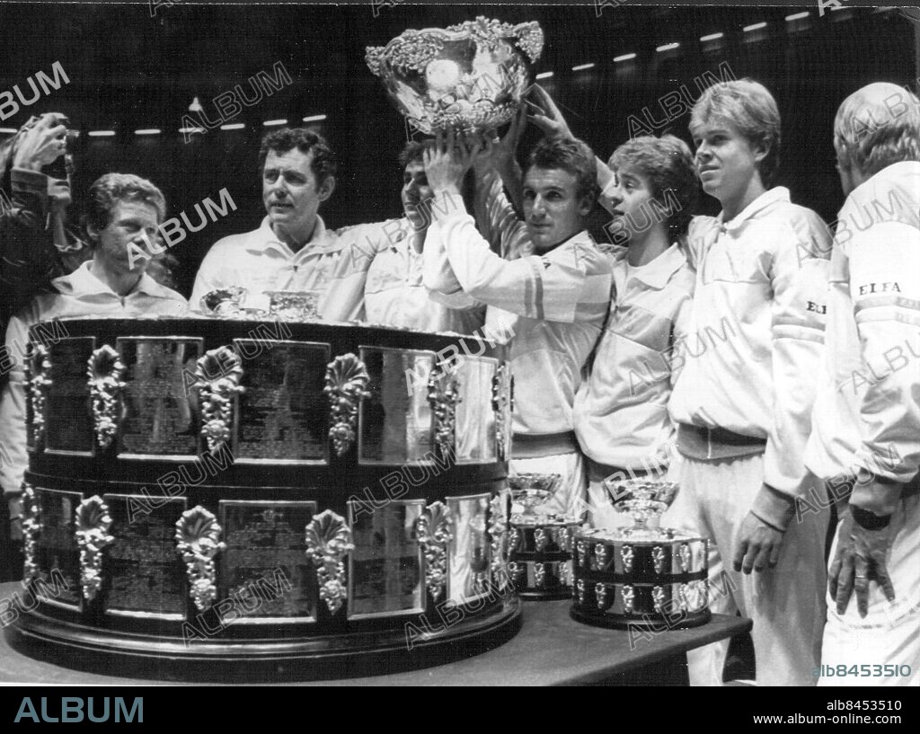 Davis Cup 1984-12-17. Hasse Olsson, Mats Wilander, Stefan Edberg, Anders Järryd, Henrik Sundström, Jonte Sjögren. Idrott: tennis:. sit: davis Cup 1984. (c) Sydsvenskan / IBL Bildbyrå.
