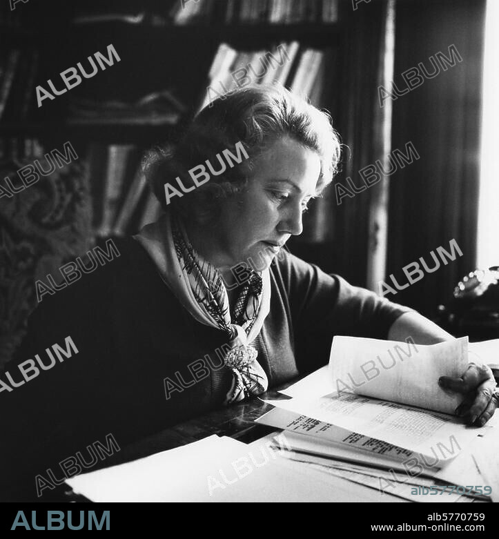 Tiedemann, Charlotte ; cantatrice ; à partir de 1949 épouse de don Jaime, duc de Ségovie ; Königsberg 2.1.1919 - Berlin 3.7.1979. Charlotte Tiedemann à son bureau de la "Villa Segovia", maison familiale de Rueil-Malmaison (France).