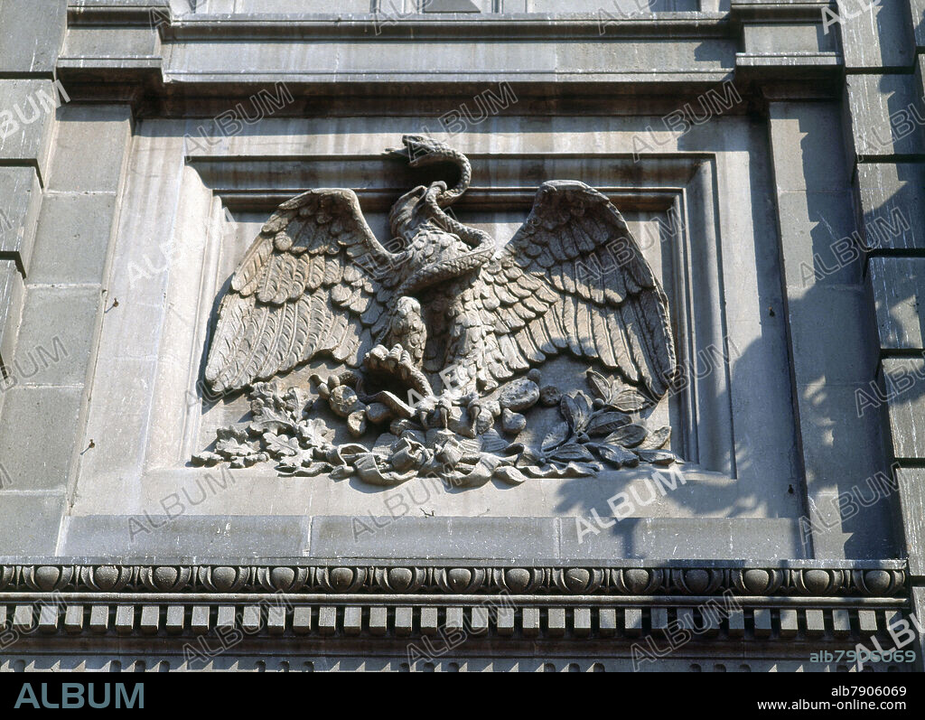MANUEL TOLSA (1757-1816). DETALLE DE UN AGUILA DE LA FACHADA DEL ANTIGUO EDIFICIO PORFIRIATO CONVERTIDO EN MUSEO NACIONAL DE ARTE DE MEXICO - FOTO AÑOS 90.