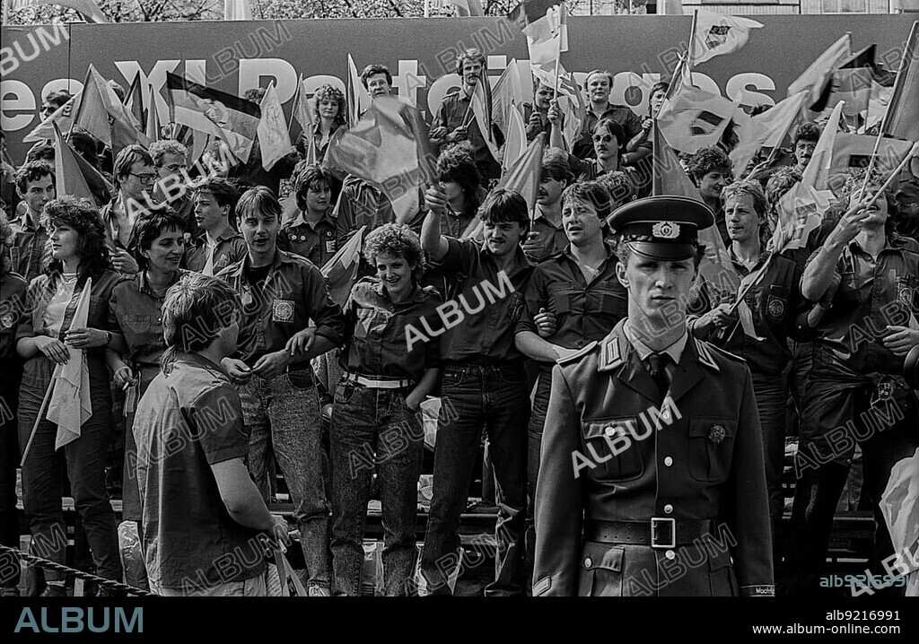 GDR, Berlin, 01.05.1988, 1st May demonstration in Karl-Marx-Allee, FDJ, cheering, NVA soldier
