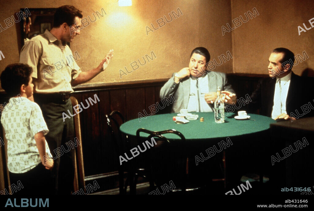CHAZZ PALMINTERI, JOE VITERELLI and ROBERT DE NIRO in A BRONX TALE, 1993, directed by ROBERT DE NIRO. Copyright UNITED INTERNATIONAL PICTURES.
