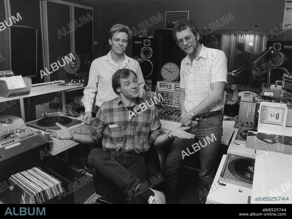 ** AFTONBLADET OUT**. Radio Stockholm blir musikkanal, tv Staffan Dopping, sittande Ulo Maasing och stående till höger radio Stockholms chef Harald Norbelie.. Foto Jan Wirén / SCANPIX / Kod 48.