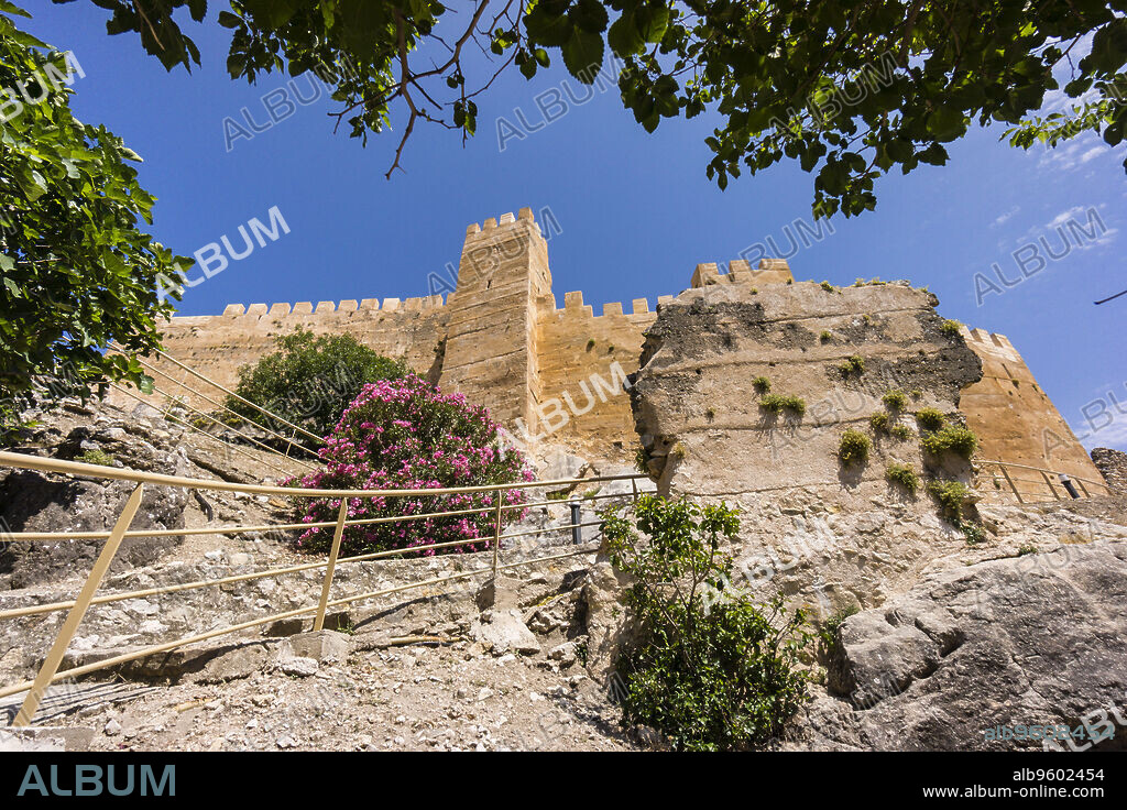 Castillo de La Iruela, origen almohade, construido sobre cimientos pre-bereberes, La Iruela, valle del Guadalquivir, parque natural sierras de Cazorla, Segura y Las Villas, Jaen, Andalucia, Spain.