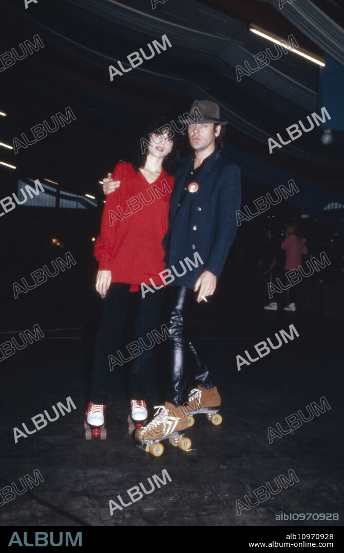 Rock singers Udo Lindenberg and Helen Schneider wearing roller skates, Germany 1980s.