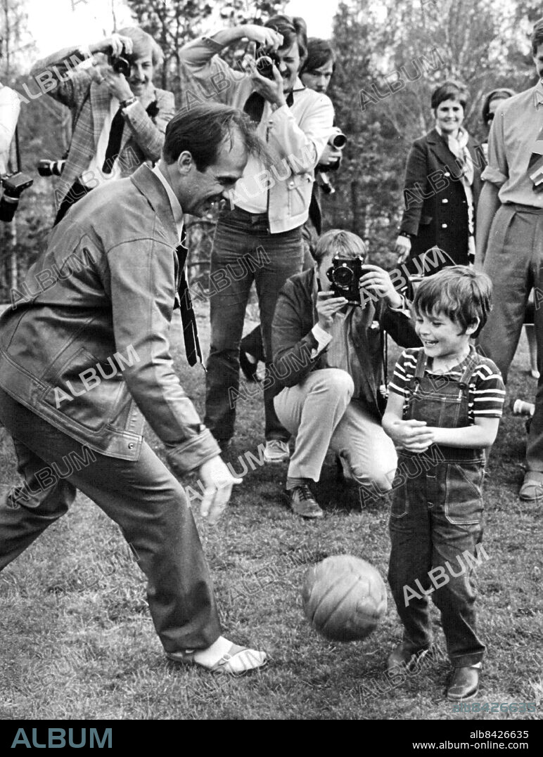 Stockholm 1970-05-20. Jarl Kulle tillsammans med den unge Mats Åhlfeldt under inspelningen av filmen Ministern. Foto: Owe Sjöblom / SvD / TT / kod 12014.