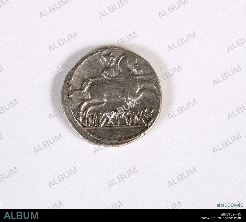 ARTE CELTIBERO. ESPAÑA. DENARIO DE PLATA. Datado entre finales del siglo II a. C. y principios del siglo I a. C. Moneda acuñada en la ceca de Sekobirikes, probablemente situada en Pinilla de Trasmonte, provincia de Burgos. Fue localizada en el yacimiento de El Llano de la Horca, en Santorcaz (Comunidad de Madrid). Museo Arqueológico Regional de la Comunidad de Madrid. Alcalá de Henares.