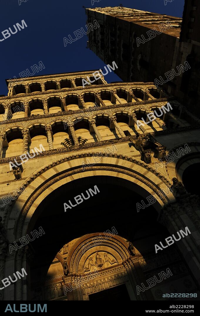 ITALIA. LUCCA. Catedral de San Martín (Duomo di San Martino). Detalle de la fachada románica realizada por el escultor y arquitecto lombardo Guidetto da Como (S. XIII). La Toscana.