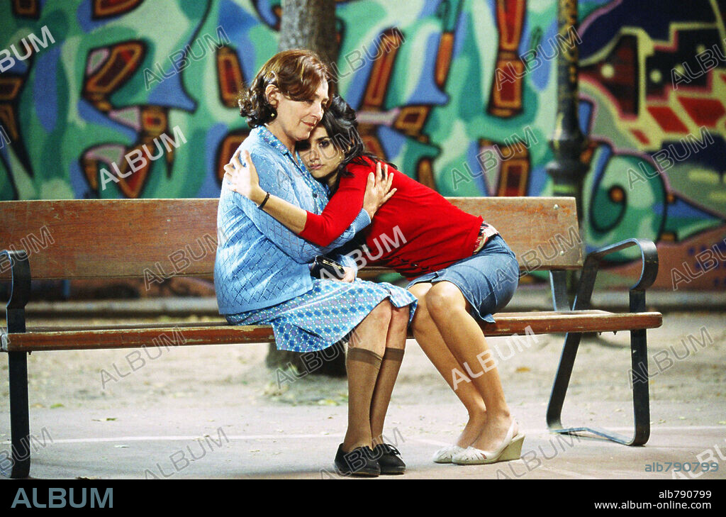CARMEN MAURA y PENELOPE CRUZ en VOLVER, 2006, dirigida por PEDRO ALMODOVAR. Copyright EL DESEO S.A.