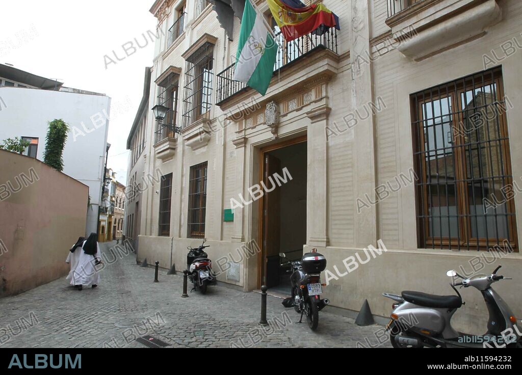 Sevilla, 20/05/2014. El número 28 de la calle Conde de Ibarra, sede de la Consejería de Educación. Foto: Raúl Doblado. ARCHSEV.