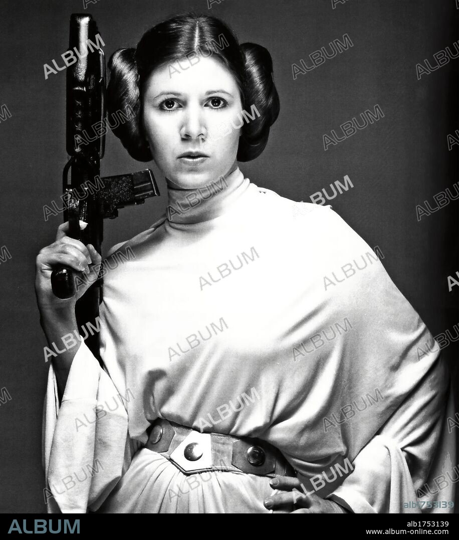 CARRIE FISHER en STAR WARS: EPISODIO IV-UNA NUEVA ESPERANZA, 1977 (STAR WARS: EPISODE IV-A NEW HOPE), dirigida por GEORGE LUCAS. Copyright LUCASFILM/20TH CENTURY FOX.