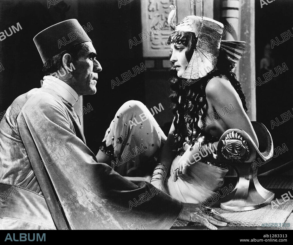 BORIS KARLOFF et ZITA JOHANN dans THE MUMMY, 1932, réalisé par KARL FREUND. Copyright UNIVERSAL PICTURES.