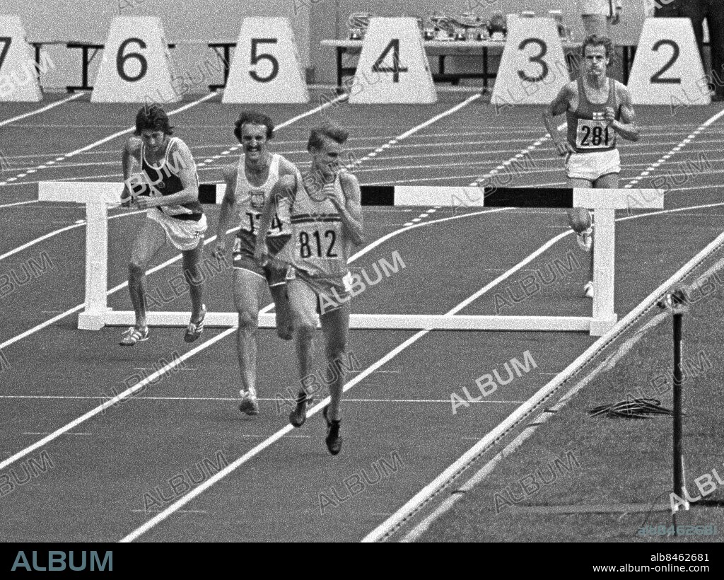 ARKIV MONTREAL 19760728. OS-final 3000 meter hinder i Montreal. Frank Baumgartl, Östtyskland, reser sig efter att ha fallit på sista bocken och Anders Gärderud stormar mot mål och Sveriges första olympiska friidrottsguld på 28 år. Bronislaw Malinowski, Polen, har just passerat Baumgartl och blir tvåa. I bakgrunden Tapio Kantanen, Finland, som blir fyra.. Foto: Jan Collsiöö / SCANPIX / Kod: 1001.