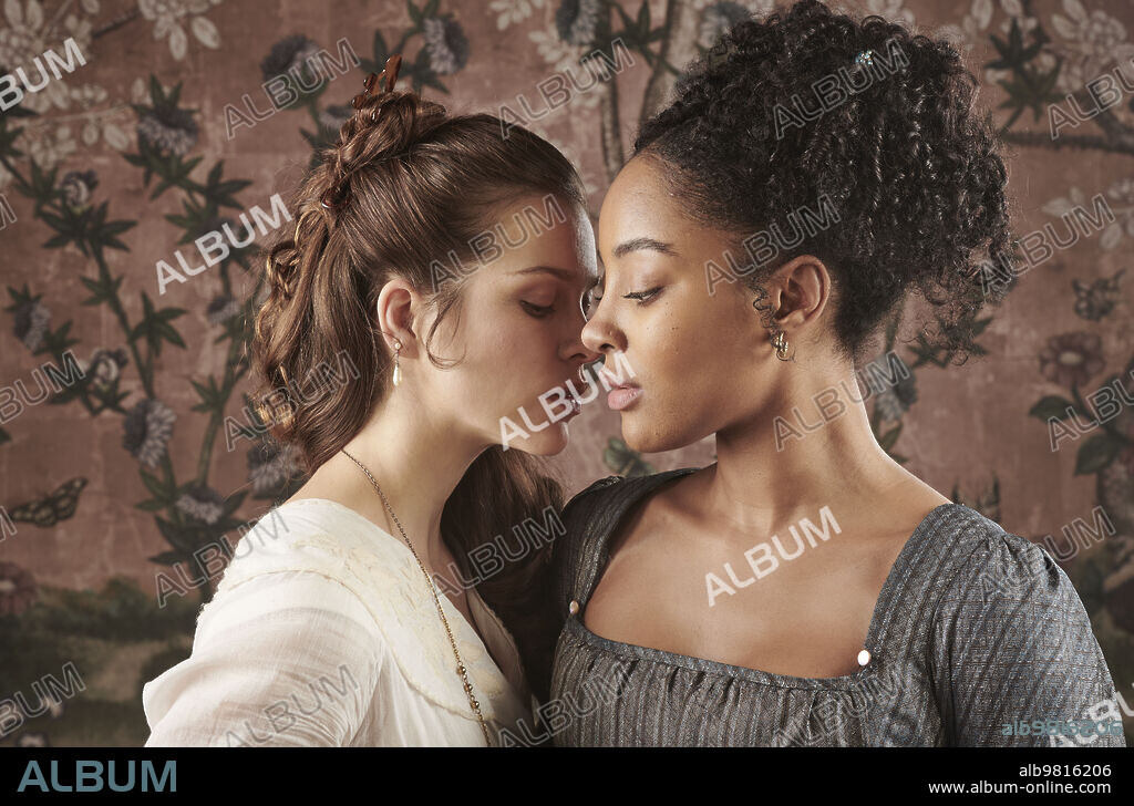 KARLA-SIMONE SPENCE y SOPHIE COOKSON en LAS CONFESIONES DE FRANNIE LANGTON, 2022 (THE CONFESSIONS OF FRANNIE LANGTON), dirigida por ANDREA HARKIN. Copyright All3Media.