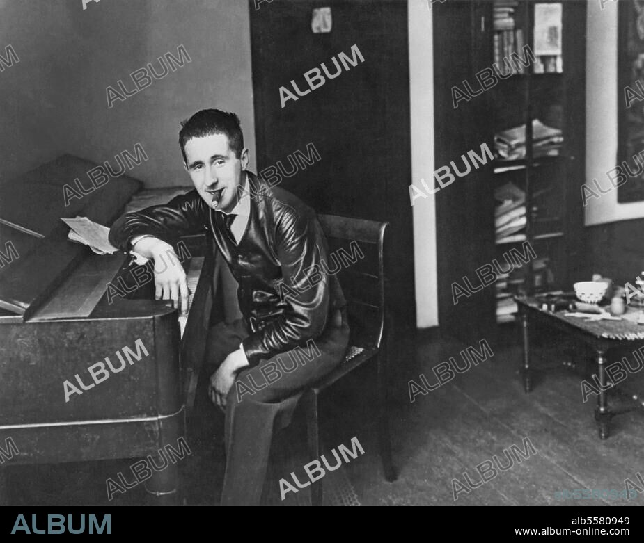 Brecht, Bertolt Writer and Director Augsburg 10.2.1898 - Berlin 14.8.1956. Brecht in his Berlin home, Spichernstrasse 16. Photo, c. 1927.