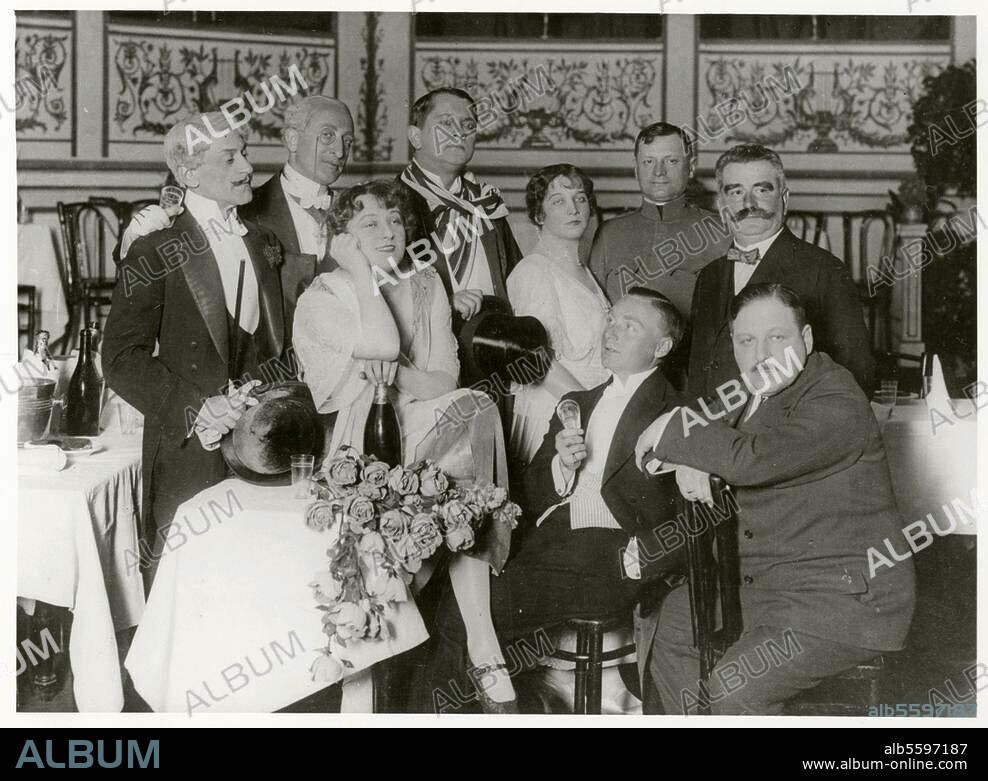 Kalman, Emmerich ; compositeur hongrois ; 24.10.1882 (Siofok). - 30.10.1953 (Paris). Oeuvre: Princesse Czardas (Opérette). Photo de groupe avec Mizzi Gunther, M. Brod, Josef König, Susanne Bachrich, Karl Bachmann, le compositeur et trois inconnus. Novembre 1915.