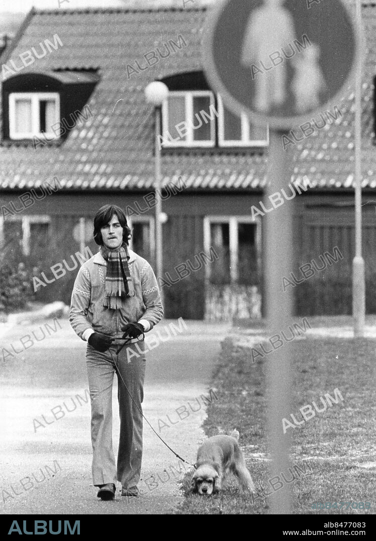 Göteborg 1977-12-09. Efter tre trista månader med gips och kryckor kan Ralf Edström äntligen ta en promenad med hunden Ludde.. Foto: Lasse Jansson / Expressen / TT / Kod: 22. ** AFTONBLADET OUT **.
