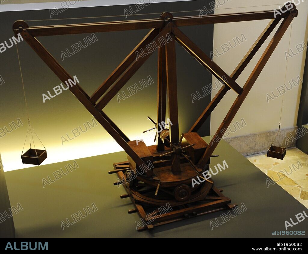 GRUA GIRATORIA CON BRAZO DOBLE. Maqueta interpretada según dibujos de Leonardo Da Vinci. El modelo representa un doble brazo de la grúa montada sobre una plataforma circular. Este modelo interpreta un estudio de la grúa giratoria doble diseñado para drenar las zanjas y transportar cargas en los diferentes niveles, montada sobre una plataforma circular. Museo Nacional de al Ciencia y Tecnología Leonardo Da Vinci. Milán. Italia.