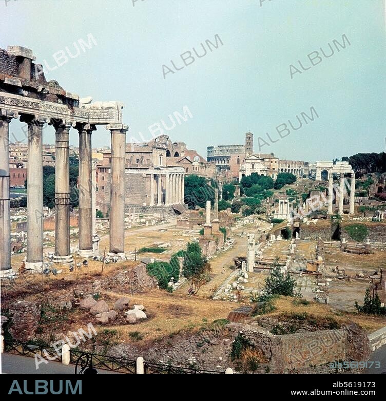 Rom, Forum Romanum. Blick vom Tempel des Saturn auf Tempel über das Forum auf Tempel des Antonius und der Faustina, Kolosseum, Titusbogen und Tempel des Castor und Pollux. Foto, undat. (um 1960). © AKG / Herbert Kraft.