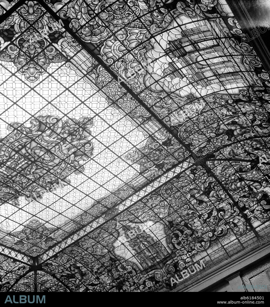 CASA MAUMEJEAN-1860 VIDRIERAS ARTISTICAS. VIDRIERA DEL PATIO DE CRISTALES DEL AYUNTAMIENTO DE MADRID REALIZADA EN LOS AÑOS 40 - FOTOGRAFIA EN BLANCO Y NEGRO - AÑOS 60 -.