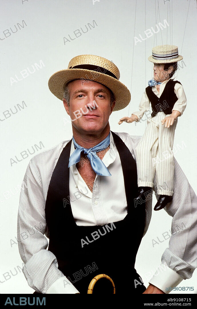 JAMES CAAN in KISS ME GOODBYE, 1982, directed by ROBERT MULLIGAN. Copyright 20TH CENTURY FOX.