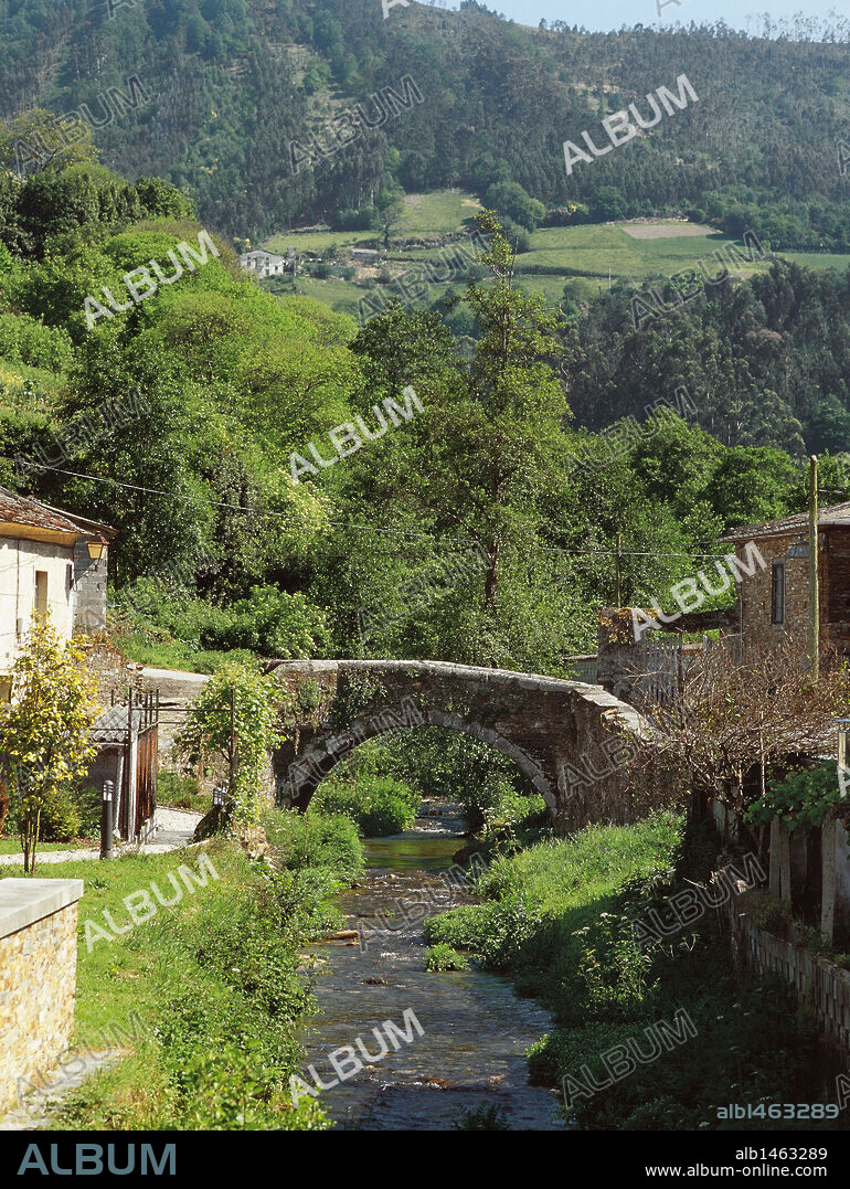 GALICIA. MONDOÑEDO. Vista del PUENTE DEL PASATIEMPO (PONTE DO PASATEMPO), llamado así porque, en 1483, los enemigos del mariscal Pardo de Cela distrajeron a los emisarios de los Reyes Católicos que traían su indulto el tiempo suficiente para que se consumara la ejecución del noble. Provincia de Lugo. España.