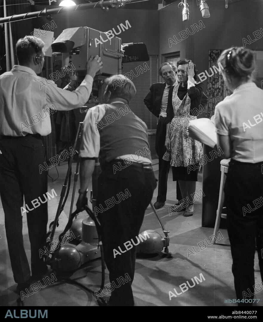 ARKIV STOCKHOLM 195910. Skådespelarna John Elfström och Barbro Hiort af Ornäs under inspelningen av TV-teatern "Oväder på Sycamore street" av Reginald Rose som sändes 1959-10-09. Foto: SVT Bild / Kod: 5600 RiR sv/v Mapp: TV-Teknik Inspelningar/Interiört L 18 Filmkameror Studiomiljö persons: JOHN ELFSTRÖM;BARBRO HIORT AF ORNÄS sites: STOCKHOLM;SVERIGEBilden får endast användas i programpresenterande sammanhang. Fotografens namn, Sveriges Television samt programmets titel skall alltid anges.