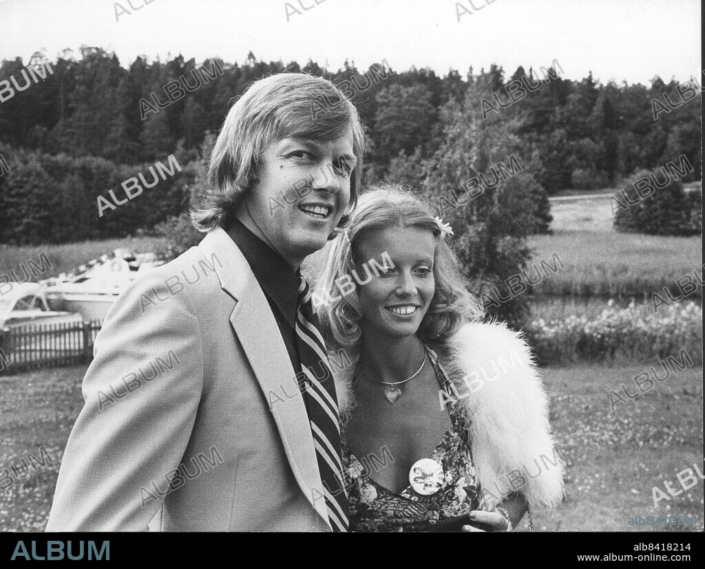 SVERIGE 19740727 . Ronnie Peterson tillsammans med sin fästmö Barbro Edvardson på Picko Trobergs bröllop i Ingarö Kyrka.. Foto SCANPIX Code 20360.
