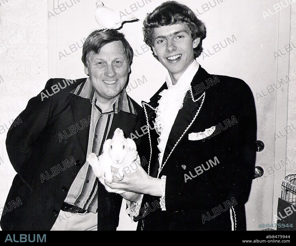 HOVMANTORP 19830000 Lars Bengt Roland Johansson, senare känd som Joe Labero, tillsammans med Gnesta-Kalle Rune Gnestadius efter att ha vunnit en talangjakt i Hovmantorp Bilden är tagen på 1980-talet, förmodligen 1983.. Foto Stig Nahlbom / SCANPIX code 100.