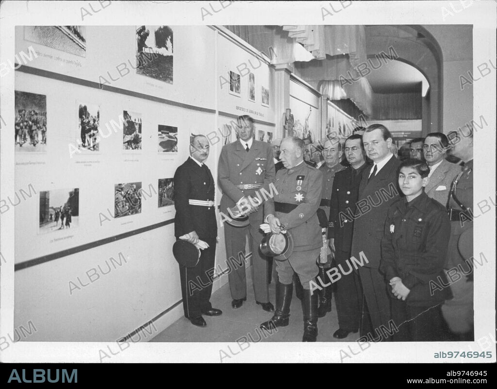 Inauguración de la exposición de prensa Alemana en Barcelona en el año 1941. A la Izquierda, el jefe de prensa de la embajada de Alemania en España, Hans Lazar. En el Centro, el alto embajador Eberhard Von Von Stohrer, y A la Izquierad de Él, el general Orgaz.