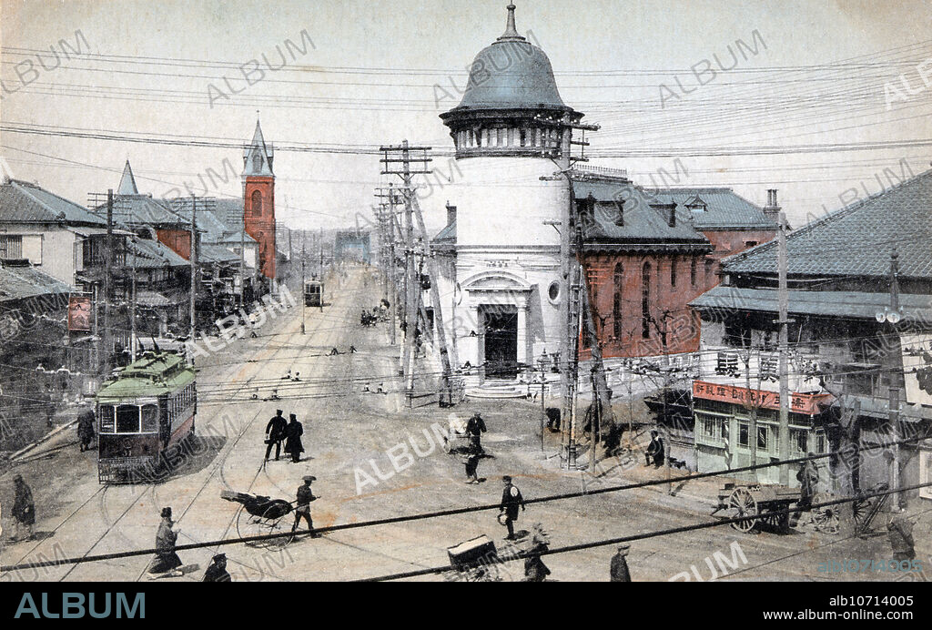 [ 1910s Japan - Street View of Yokohama ] Streetcars on Onoecho-dori () in Yokohama, Kanagawa Prefecture. Streetcars ran in Yokohama from 1904 (Meiji 37) through 1972 (Showa 47). The first line on Onoecho was opened in 1904 (Meji 38). A split off to Bandobashi was opened in 1911 (Meiji 44), effectively dating this image to the 1910s, as everything seen in this photo was destroyed in the Kanto Great Earthquake of 1923. The tower in the back is the Yokohama Shiloh Church (), established in 1874. 20th century vintage postcard.