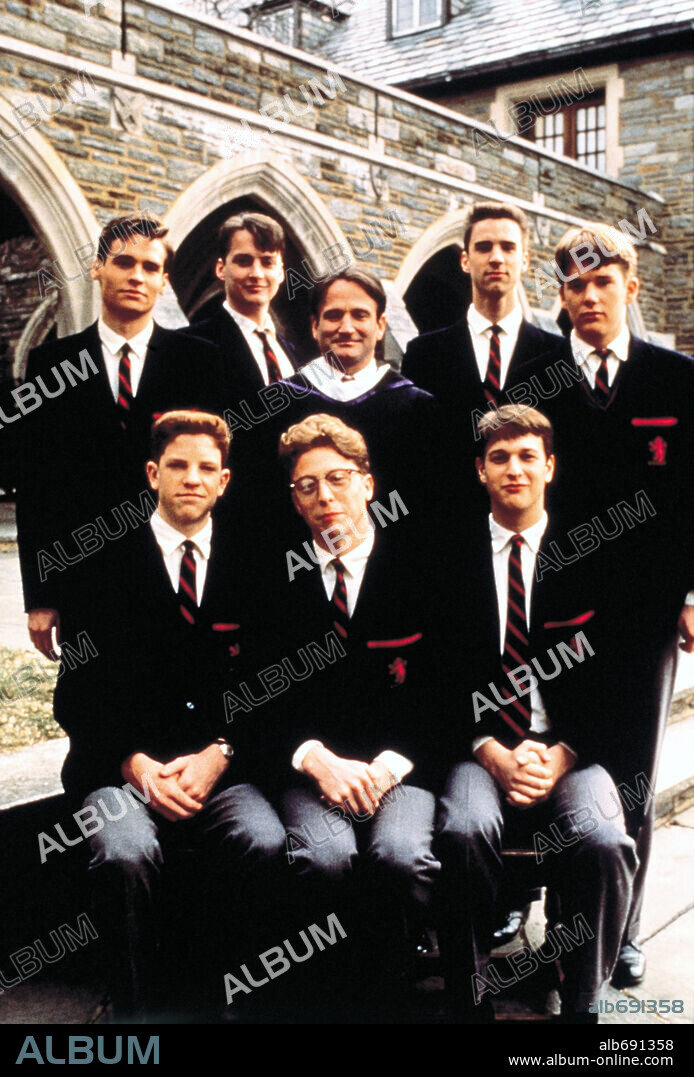 ETHAN HAWKE, JOSH CHARLES, ROBERT SEAN LEONARD und ROBIN WILLIAMS in DEAD POETS SOCIETY, 1989, unter der Regie von PETER WEIR. Copyright TOUCHSTONE PICTURES.