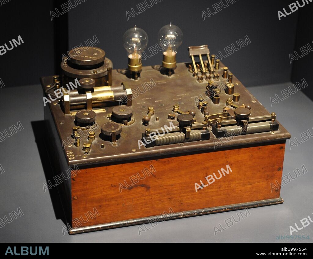 Two-valve radio-receiver. 1917. Officine Marconi, Genova. National Museum of Science and Technology Leonardo Da Vinci. Milan. Italy.