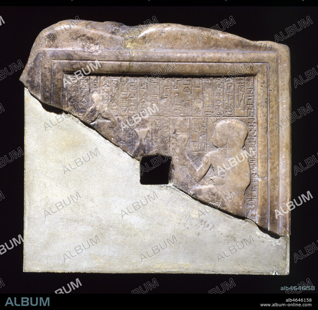 Bas-relief perforé en calcaire. Fin de l'époque d'Akkad, vers 2150 av. JC. Provient de Umma, ville summérienne rivale de Lagash, au sud de l'actuel Iraq. Sur ce fragment de stèle on distingue un dieu coiffé d'une tiare à cornes, assis face à une femme probablement une prêtresse. Ils tiennent chacun un gobelet à la main. L'inscription en fond indique que le scribe Nindu-Pae a voué ce relief pour la vie de Sharraddiqbbishin, roi de la cité de Urusagriga, proche de Umma en pays sumérien. Le thème du banquet cultuel, comme l'inscription rédigée en sumérien, traduisent la volonté de renouer avec la traditiion sumérienne, mais le style de la sculpture, la moulure qui encadre le relief et le canon élancé des personnages se rattachent bien à l'art d'Akkad. Credit : Larrieu-Licorne/Kharbine-Tapabor.