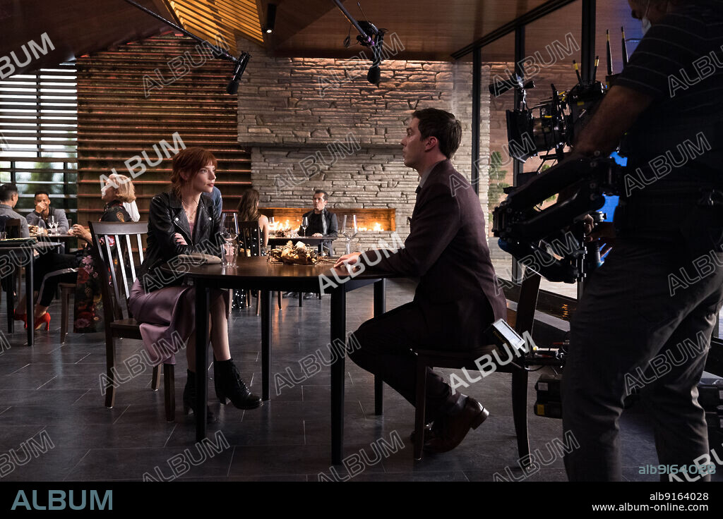 ANYA TAYLOR-JOY and NICHOLAS HOULT in THE MENU, 2022, directed by MARK MYLOD. Copyright Hyperobject Industries.
